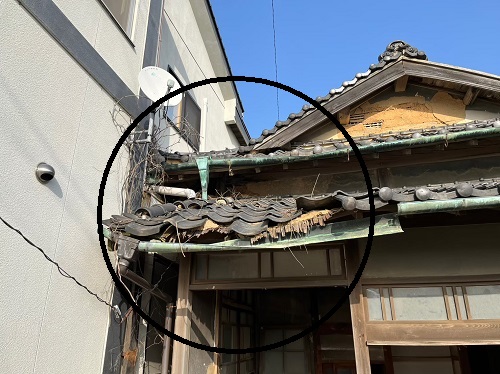 【無料調査】尾道市にて傷みや雨漏りのある古民家の瓦屋根調査瓦が落下しそうな状況