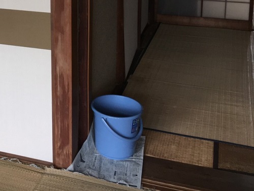 福山市室内雨漏り対策のバケツ