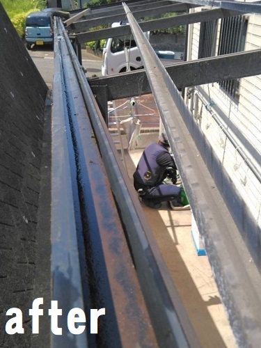 福山市にて破損したストックヤード屋根交換とカーポート雨どい工事ストックヤードの雨樋掃除後