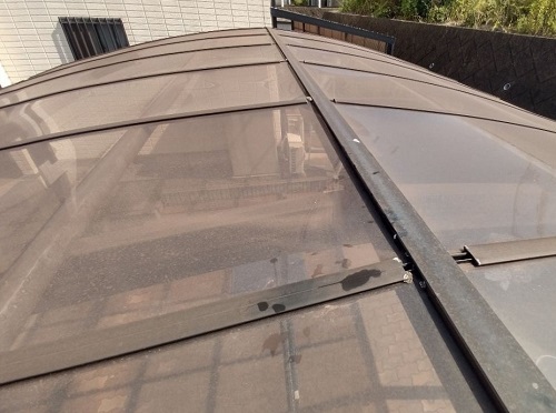 福山市にて破損したストックヤード屋根交換とカーポート雨どい工事カーポート屋根のゴムパッキン修理後