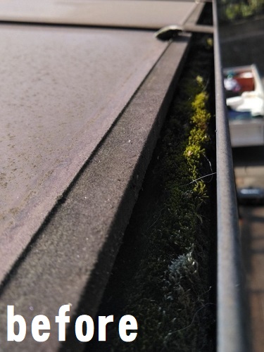 福山市にて破損したストックヤード屋根交換とカーポート雨どい工事カーポートの軒樋掃除前