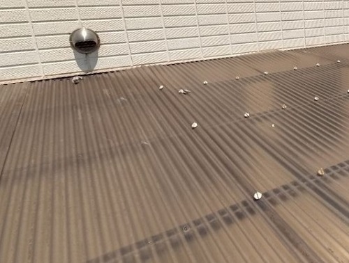 福山市でストックヤードの波板貼り替えにポリカーボネートを使用既存屋根材の撤去