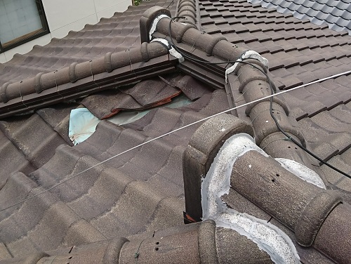 尾道市で雨漏りにお困りの方！雨漏り修理費用や施工例瓦屋根棟積み直し前