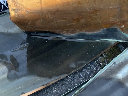 福山市の日本家屋にて毛細管現象で発生した雨漏り工事銅板裏側に水がまわっていた跡