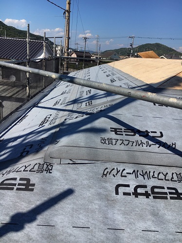 福山市でセメント瓦から陶器瓦への屋根リフォーム工事新しい防水紙改質アスファルトルーフィング設置