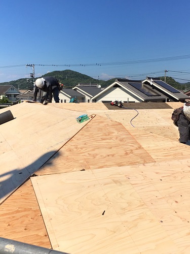 福山市でセメント瓦から陶器瓦への屋根リフォーム工事新しい野地板構造用合板を増し張り後