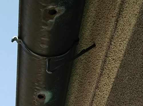 府中市で銅板金樋の調査｜銅製の雨樋に穴があくのはどうして？原因は？軒樋の穴あきの状態