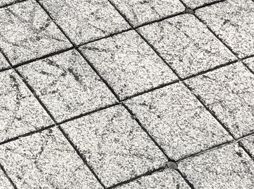 尾道市で天井からポツポツ雨音がするため行ったルーフバルコニー雨漏り調査防水層の上に保護シート化粧コンクリートマット仕上げの床