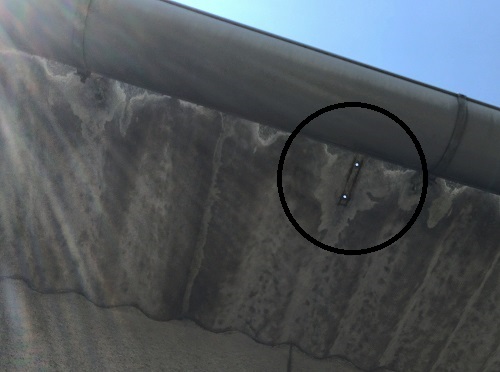 福山市にて工場のスレート葺き屋根調査【ひび・穴あき・欠けを確認】スレートに光が差すほどの穴