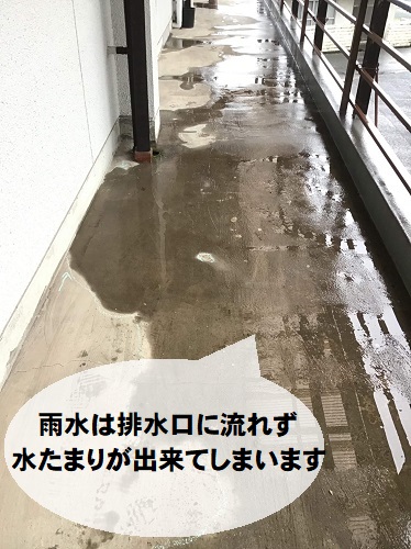 福山市のアパート共用部廊下床工事に防滑性ビニル床シートを採用！土間床の排水口が機能していない