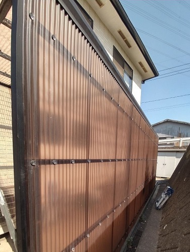 福山市でストックヤードの波板貼り替えにポリカーボネートを使用壁材の留め具取り替え後