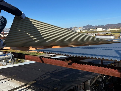 福山市にてガレージ屋根工事でポリカーボネート製波板から鉄板波板へ屋根材を仮並べしていきます