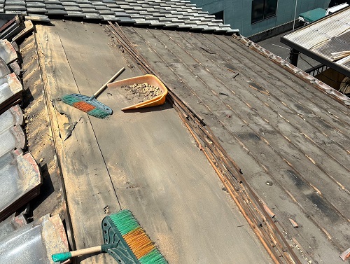 福山市で雨漏り原因は鉄釘の錆太りの瓦屋根部分葺き替え工事開始！古い瓦を撤去後