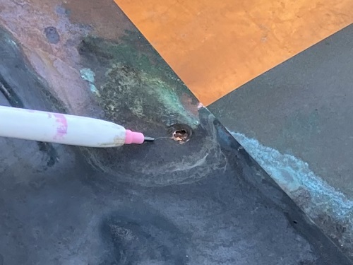 福山市の日本家屋にて毛細管現象で発生した雨漏り工事釘防水紙の破れ水切りの釘穴まわりの水跡