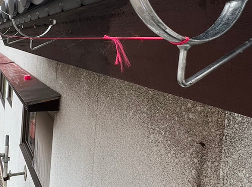 福山市の屋根リフォーム工事で設置した足場を使用した雨樋設置工事水糸を使って水勾配を調整する方法