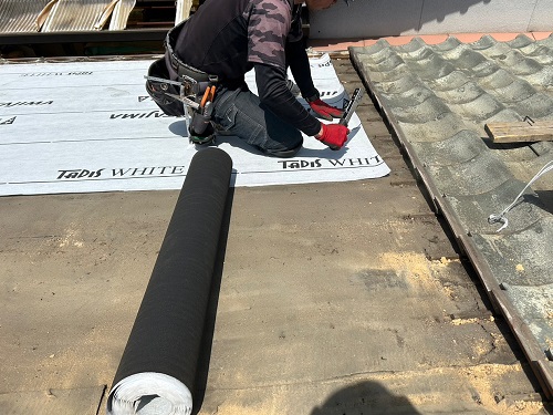 福山市で雨漏り原因は鉄釘の錆太りの瓦屋根部分葺き替え工事開始！防水紙改質アスファルトルーフィング敷設