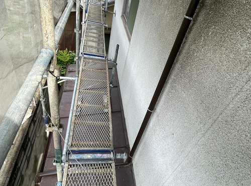 福山市の屋根リフォーム工事で設置した足場を使用した雨樋交換工事後の飾りじょうごから竪樋