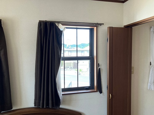 【補助金】福山市でLIXIL『インプラス』窓リフォーム工事寝室の窓断熱ガラスの窓設置ビフォー