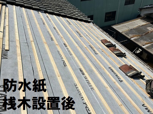 福山市にて雨漏りする釉薬瓦屋根の部分葺き替え工事と同時に瓦差し替え工事で新しい防水紙や桟木の設置