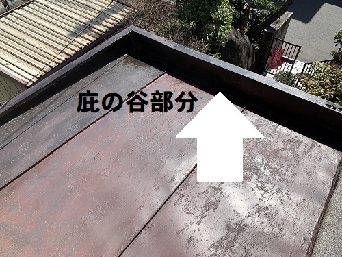 福山市にてガルバリウム鋼板で雨漏りする玄関屋根リフォーム前調査庇の谷部分