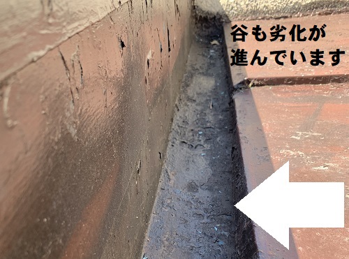 福山市にてパラペットからの雨漏りで軒天が腐食し剝離した玄関庇調査庇谷部分の劣化