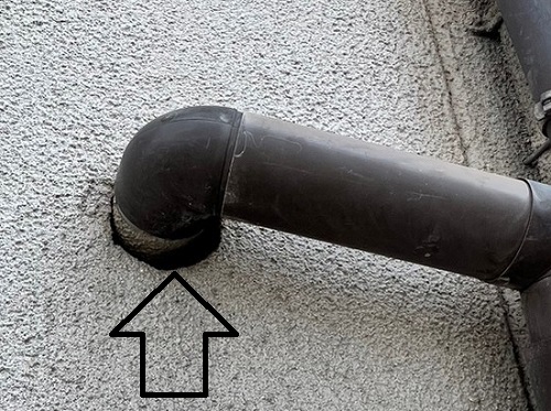福山市にて外れた呼び樋調査で雨仕舞されていない外壁貫通部も確認調査時に外壁の雨樋設置後雨仕舞されていない箇所