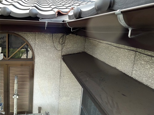 福山市の屋根リフォーム工事で設置した足場を使用した雨樋交換工事後のPanasonic半丸105取り付け