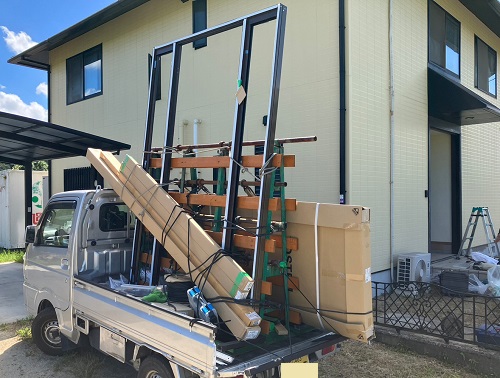 福山市にてLIXILリシェントで１DAY施工の玄関ドア交換工事新しい部材を搬入