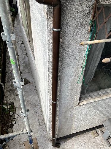 福山市の屋根リフォーム工事で設置した足場を使用した雨樋設置工事の竪樋から排水へ