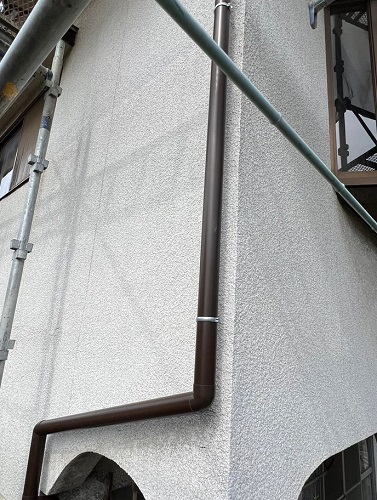 福山市の屋根リフォーム工事で設置した足場を使用した雨樋設置工事の新品竪樋