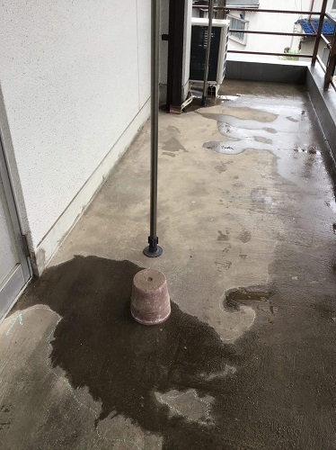 福山市にて水たまりが出来る鉄骨住宅２階の外部廊下土間床調査水勾配がとれていないコンクリート外廊下