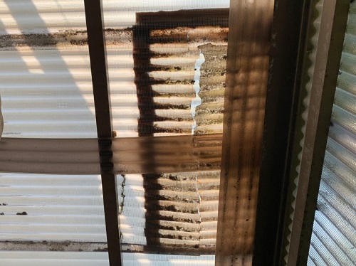 福山市ストックヤード雨漏り調査ガラスネット波板の割れ