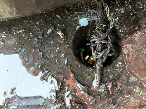 福山市にてガルバリウム鋼板で雨漏りする玄関屋根リフォーム前調査庇の谷部分から鎖樋に繋がる排水口