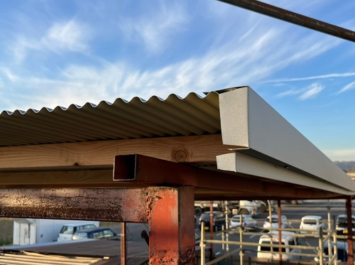 福山市にてプレハブ倉庫屋根工事で強風で飛散したポリカ波板を鉄板波板へケラバ包み施工後