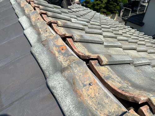福山市にて雨漏りする釉薬瓦屋根の部分葺き替え工事と瓦差し替え大棟の復旧前