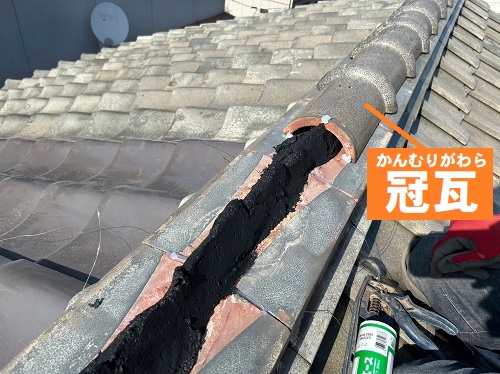 福山市にて瓦のひび割れで雨漏りする釉薬瓦屋根部分リフォーム工事大棟熨斗瓦の上に冠瓦を南蛮漆喰で固定