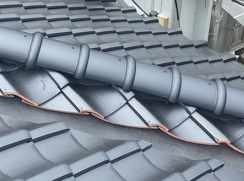福山市でセメント瓦から陶器瓦への屋根リフォーム工事完了棟瓦