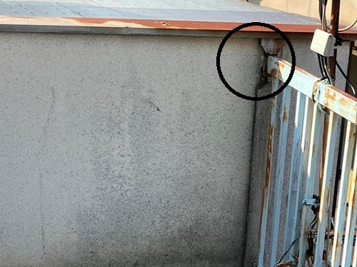 福山市で店舗兼住宅の屋根リフォームの為の錆びたブリキ屋根無料調査ベランダ柵のさびが原因で壁にひび割れ