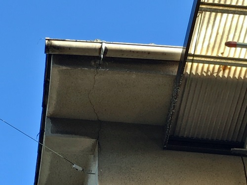 広島県府中市にて雨水が玄関先に落ちてくる雨樋修理で無料調査取り替えた軒樋の固定金具