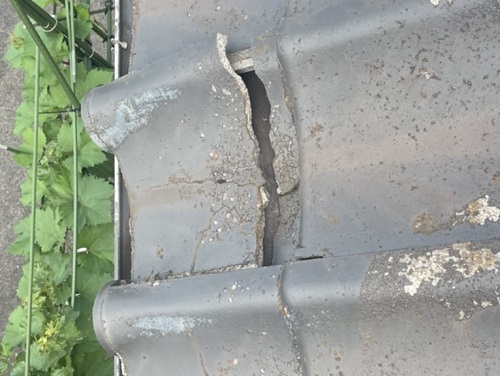 福山市で瓦屋根の雨漏り修理にセメント瓦差し替えと雨とい勾配調整前の屋根調査下屋軒先セメント瓦割れ