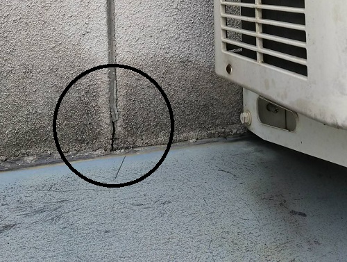 尾道市雨漏り調査２階雨漏り室外機横の壁コーキング剥がれ