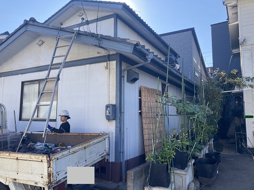 福山市で瓦屋根の雨漏り修理にセメント瓦差し替えと雨とい勾配調整職人準備