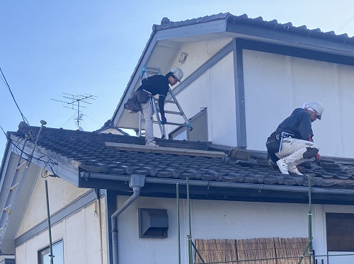 福山市で瓦屋根の雨漏り修理にセメント瓦差し替えと雨とい勾配調整職人材料搬入