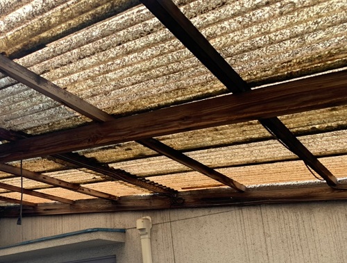 福山市の雨漏りするテラス屋根修理でポリカーボネート製波板を使用建物と建物の間の波板屋根調査ガラスネット入り塩ビ波板