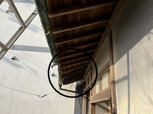 【無料調査】尾道市にて傷みや雨漏りのある古民家の瓦屋根調査軒裏軒天の歪み