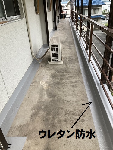 福山市のアパート共用部廊下床工事に防滑性ビニル床シートを採用！補修工事土間床にウレタン防水