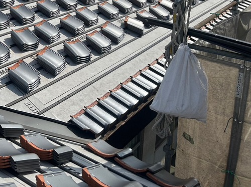 福山市の雨樋交換工事に屋根リフォーム工事で設置した足場を使用足場架設後葺き替え中