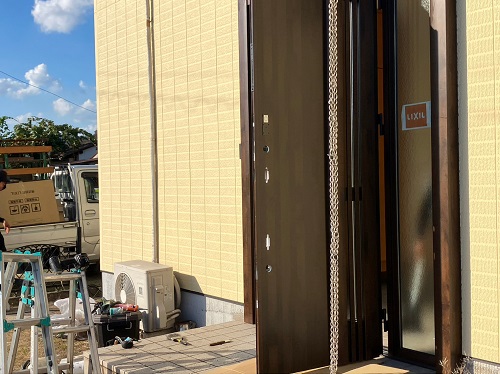 福山市にてLIXILリシェントで１DAY施工の玄関ドア交換工事ドアクローザーやドアハンドル取り付け