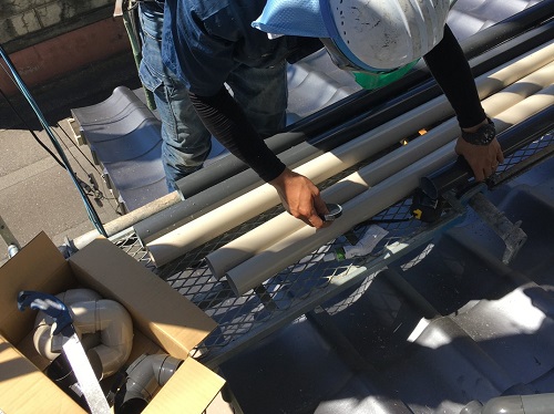 福山市の雨樋リニューアル工事に屋根工事で設置した足場を活用竪樋に這樋設置