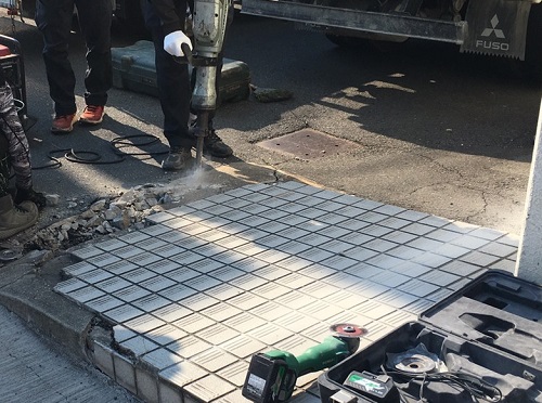 福山市スロープ補修工事電動ハンマーで下地コンクリート撤去